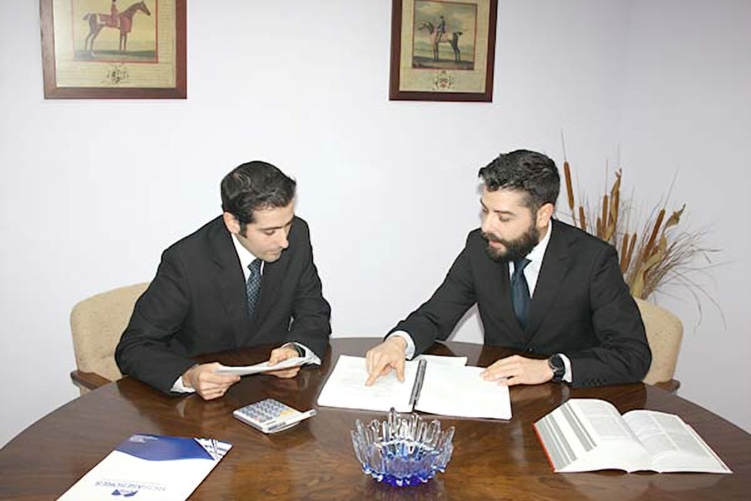 Asesores de Rios Jurado Asesores atendiendo en el despacho de Córdoba
